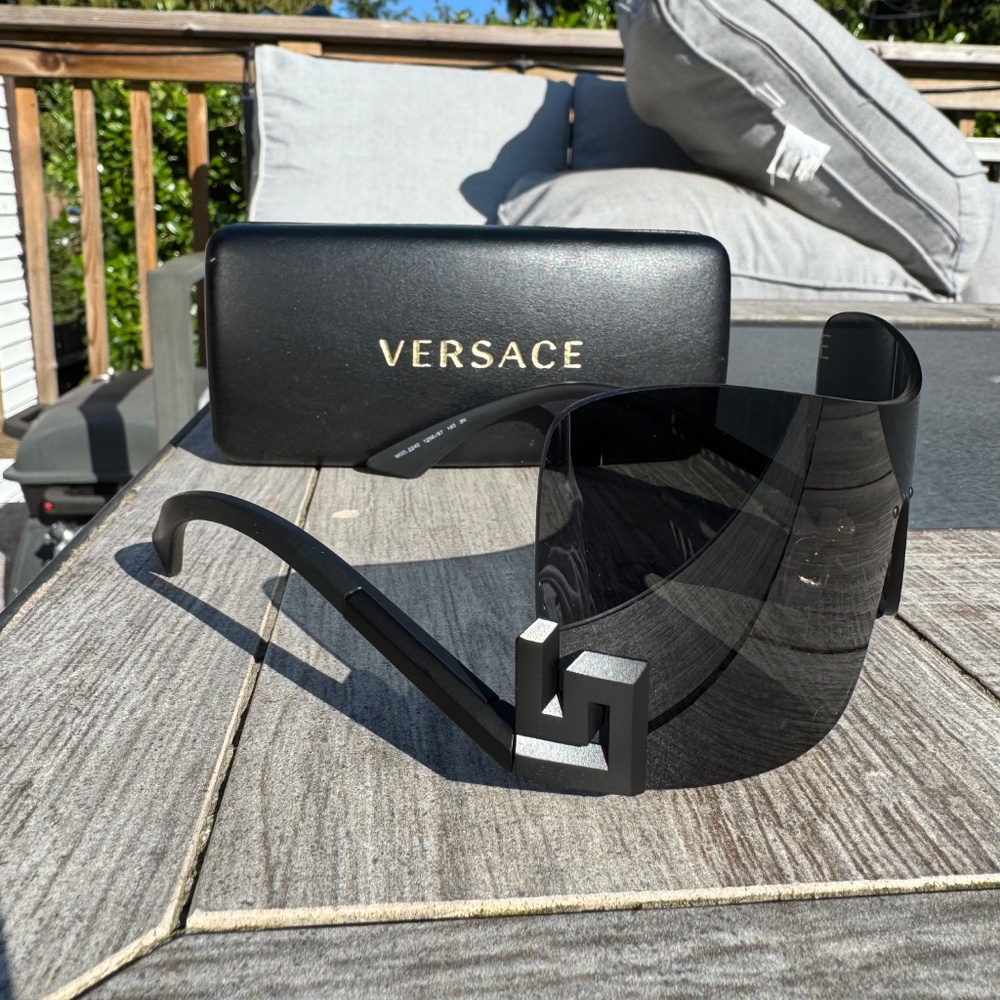 Versace,Black. - Picture 2 of 5